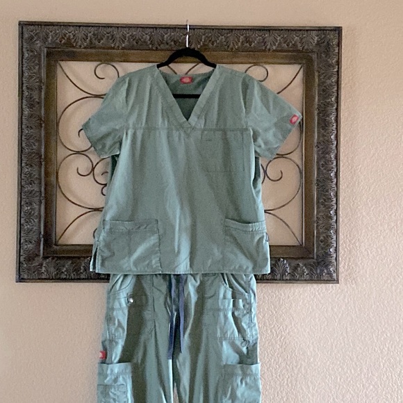 Scrubs - Picture 1 of 3